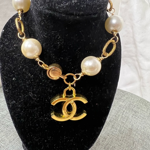 Mother of Pearl Charm Bracelet With Charm and a Magnetic Clasp. Size 8” … - Picture 3 of 8